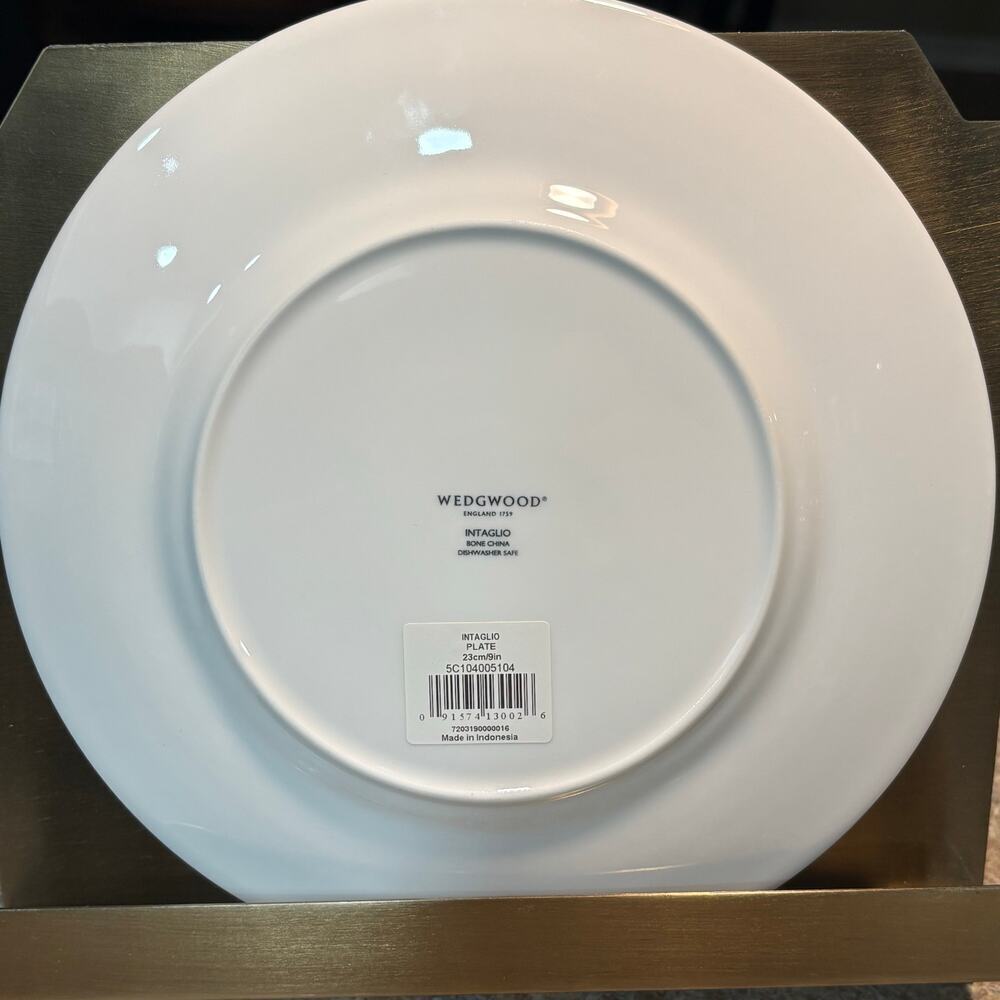 Wedgwood Intaglio Accent White Embossed Bone China Lunch 9" inch Plate New - Picture 8 of 9